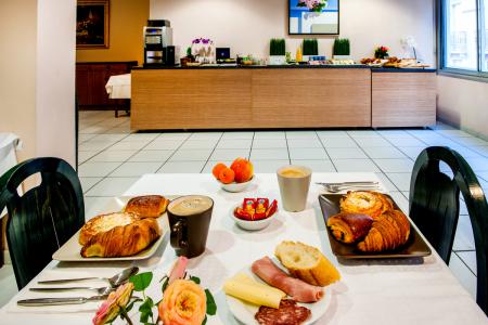 Desayuno buffet Hotel Chris Roi lourdes