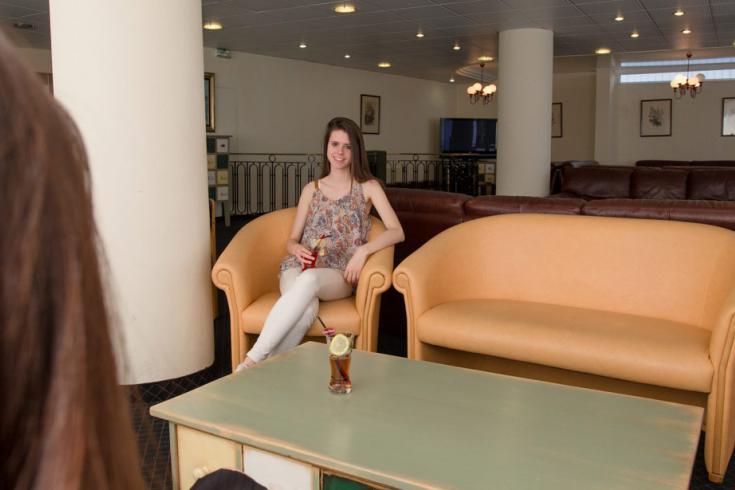 Zeer grote woonkamer met comfortabele fauteuils en banken