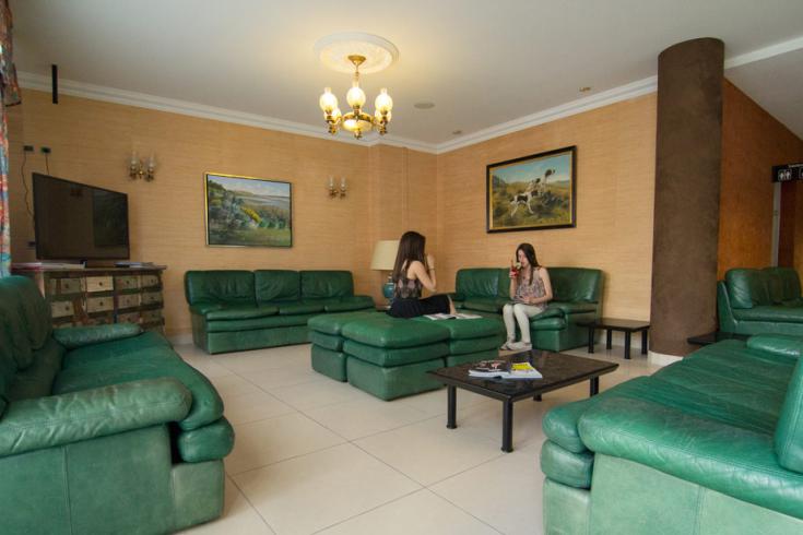 Very large living room with comfortable armchairs and sofas